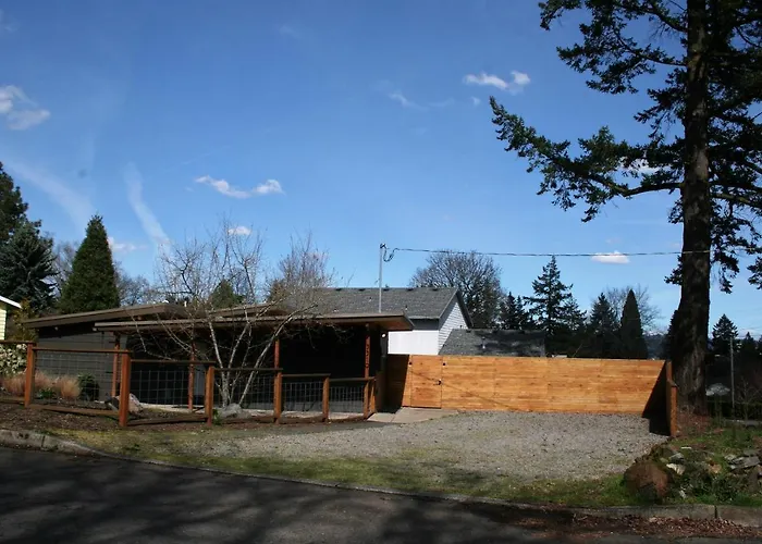 Hilltop Hideaway, Pacific Northwest Charm & Luxury